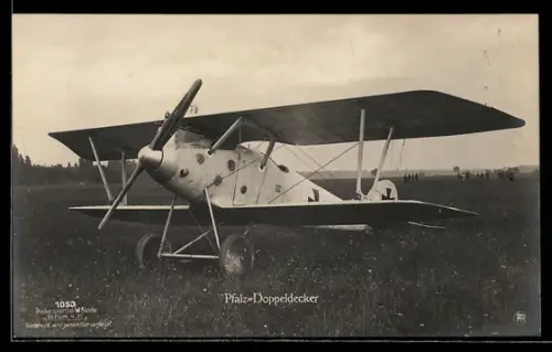 Foto-AK Sanke Nr. 1053: Pfalz-Doppeldecker mit Eisernen Kreuz