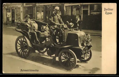 AK Berlin, Auto Daimler, Zwei Männer mit Melonen in der Automobildroschke