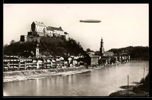 AK Burghausen, Zeppelin über der Ortschaft an der Salzach