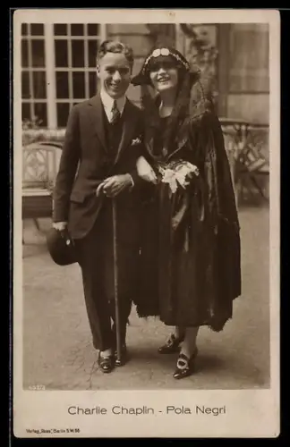 AK Schauspieler Charlie Chaplin und Pola Negri lächeln in die Kamera