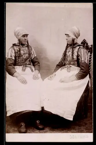 Foto-AK Damen in niederländischer Tracht auf Stühlen