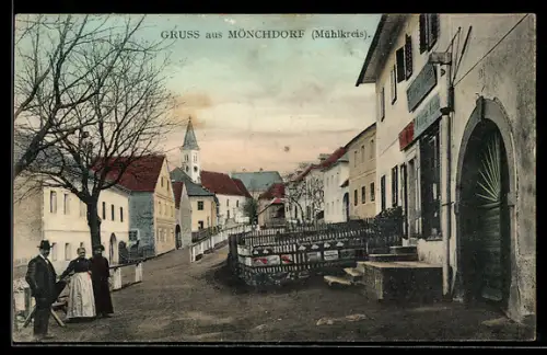 AK Mönichdorf /Mühlkreis, Strassenpartie mit Blick zur Kirche