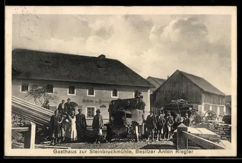 AK Pierbach, Gasthaus zur Steinbruckmühle mit Automobil und Belegschaft im Vordergrund
