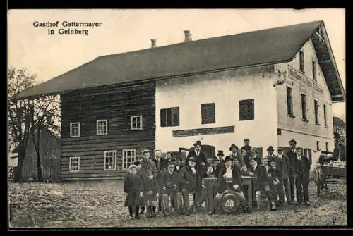 AK Geinberg, Gasthof Gattermayer mit Gruppenbild