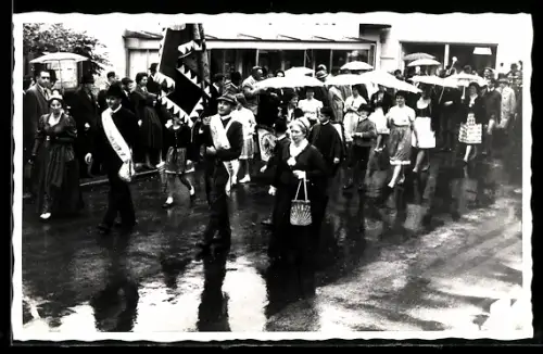 AK Ebensee, Strassenumzug 1963 mit Fahnenträger