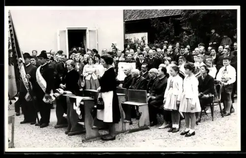 AK Ebensee /O.Ö., Begräbnis des Sägewerkbesitzers Schwaiger, Fahnenmutter Hermine Schwaiger