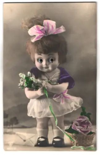 Glasaugen-AK Puppe im Kleid mit Schleife und Blumen