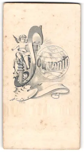 Fotografie unbekannter Fotograf, rückseitig Motiv Putte mit Balgenkamera und Globus, vorderseitig Portrait