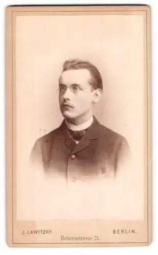 Fotografie J. Lawitzky, Berlin, Portrait junger Mann mit Zwicker im Jackett