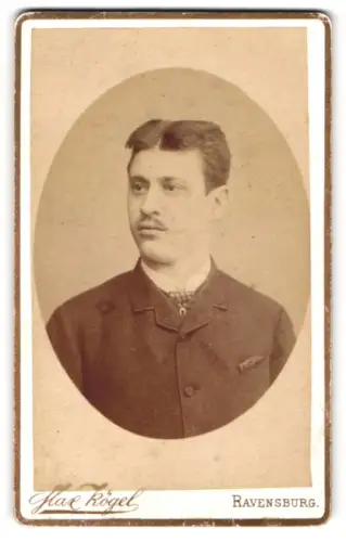 Fotografie Max Kögel, Ravensburg, Portrait brünetter junger Mann im Jackett