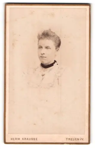 Fotografie Herm. Krausse, Treuen i. V., Portrait hübsche blonde Frau mit Halskette