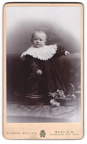 Fotografie Globus Atelier, Berlin-W, Portrait Kleinkind in Kleid