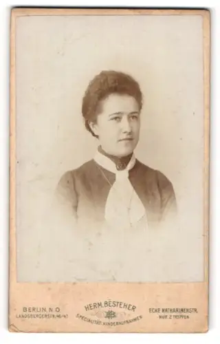 Fotografie Herm. Besteher, Berlin-NO, Portrait Dame mit zusammengebundenem Haar