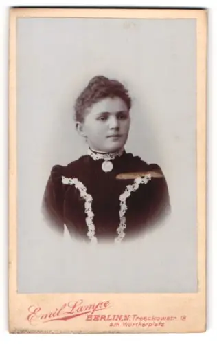 Fotografie Emil Lampe, Berlin-N, Portrait junge Dame mit hochgestecktem Haar