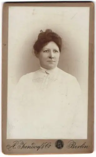 Fotografie A. Jandorf & Co., Berlin, Portrait bürgerliche Dame in weisser Kleidung