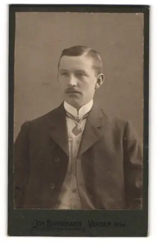 Fotografie Joh. Bornemann, Verden / Aller, Portrait junger Herr in eleganter Kleidung mit Schnurrbart