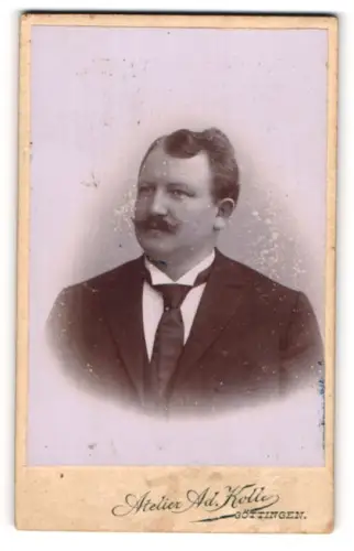 Fotografie Ad. Koll, Göttingen, Portrait stattlicher in Krawatte und Jackett