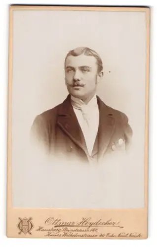 Fotografie Ottmar Heydecker, Hamburg, junger Herr in feinem Anzug und weisser Krawatte