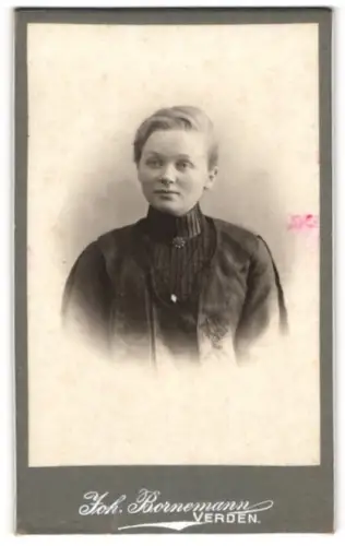 Fotografie Joh. Bornemann, Verden, Portrait junge Frau mit zusammengebundenem Haar