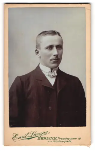 Fotografie Emil Lampe, Berlin-N, Portrait Herr mit Oberlippenbart in Anzug