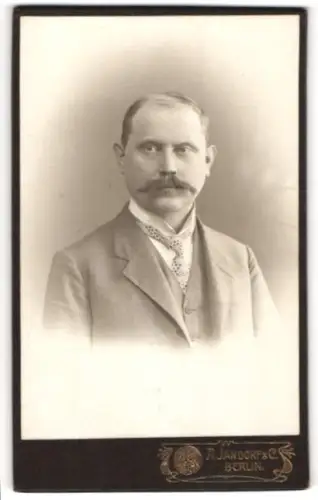 Fotografie A. Jandorf & Co., Berlin, Portrait Herr mit Schnauzbart