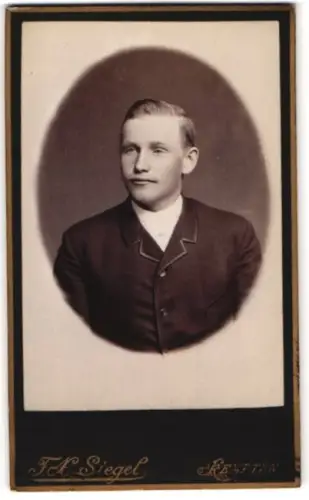 Fotografie Atelier Siegel, Kempten, junger Mann mit Obelippenbart und Anzug im Portrait