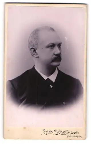 Fotografie Erich Scheithauer, Zwickau, Mann mit Anzug und Schnauzer im Portrait