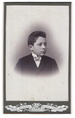 Fotografie Chr. Mönsted, Verden, Portrait Knabe im Anzug mit Fliege