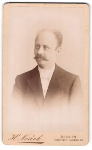 Fotografie H. Noack, Berlin, Portrait stattlicher Herr mit Schnurrbart im Jackett