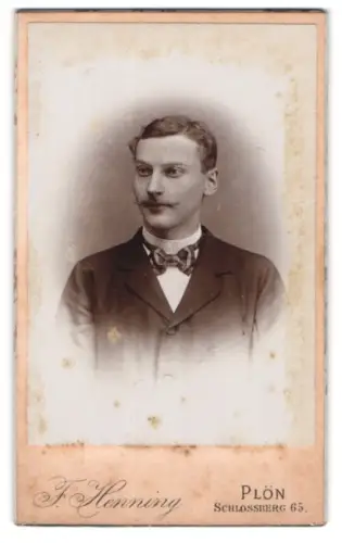 Fotografie F. Henning, Plön, Mann mit Schnauzer und Fliege im Portrait