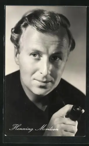 AK Schauspieler Henning Moritzen mit Pfeife