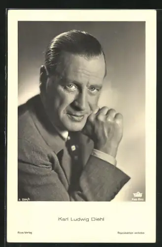 AK Schauspieler Karl Ludwig Diehl im Anzug in die Kamera schauend