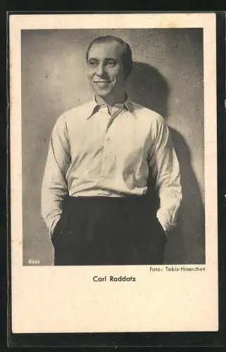 AK Schauspieler Carl Raddatz im Hemd an einer Wand stehend