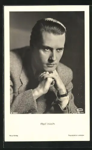 AK Schauspieler Rolf Weih mit eleganter Armbanduhr und Ring am Finger