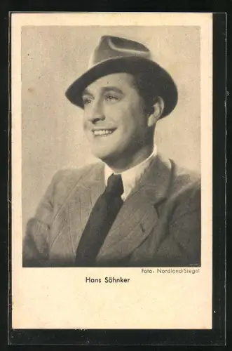 AK Schauspieler Hans Söhnker im Anzug mit Hut lächelnd