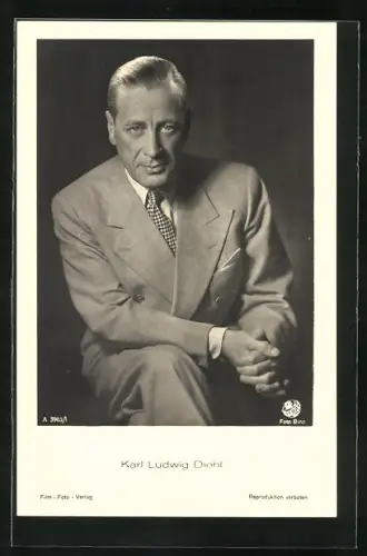 AK Schauspieler Karl Ludwig Diehl sitzend im Anzug porträtiert
