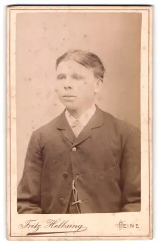 Fotografie Fritz Helbsing, Peine, Portrait junger Mann mit Mittelscheitel