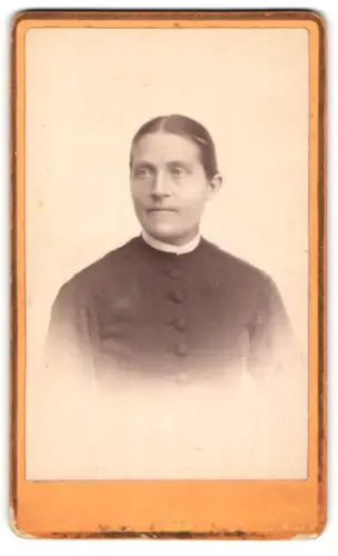Fotografie unbekannter Fotograf und Ort, Portrait bürgerliche Dame mit zurückgebundenem Haar