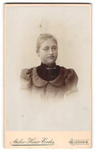 Fotografie Heinrich Cordes, Hildesheim, Portrait junge Dame mit Kragenbrosche