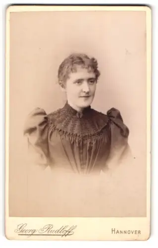 Fotografie Georg Rudloff, Hannover, Portrait junge Dame im Kleid mit Puffärmeln