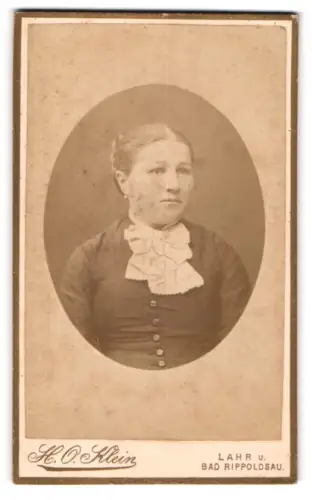 Fotografie H. O. Klein, Lahr, Portrait bürgerliche Dame in zeitgenössischer Kleidung