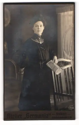 Fotografie Atelier Germania, Velbert, Portrait bürgerliche Dame mit Zeitung an Stuhl gelehnt