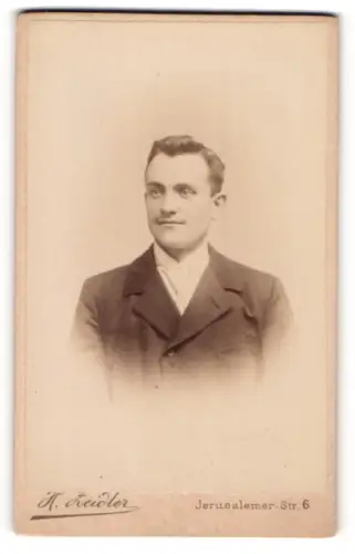 Fotografie H. Zeidler, Berlin-SW, Portrait junger Mann im Anzug mit Krawatte