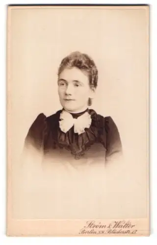 Fotografie Strom & Walter, Berlin, Portrait bürgerliche Dame in zeitgenössischer Kleidung
