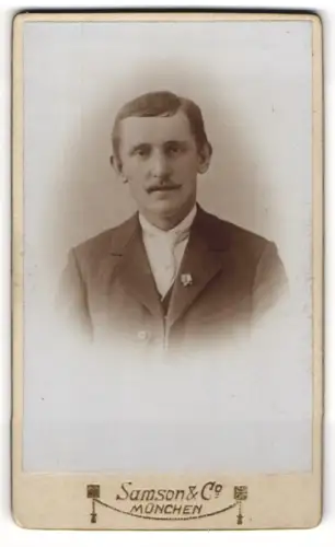 Fotografie Samson & Co., München, Portrait junger Herr im Anzug mit Krawatte und Schnurrbart
