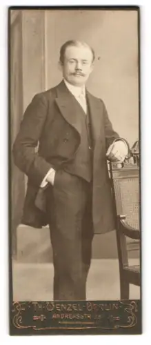 Fotografie Th. Wenzel, Berlin, Portrait elegant gekleideter Herr an Stuhl gelehnt