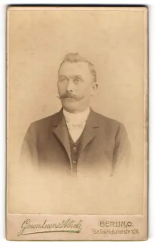 Fotografie Grundner & Abich, Berlin, Portrait blonder stattlicher Herr mit Schnäuzer