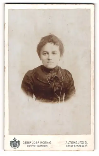Fotografie Gebrüder Koenig, Altenburg-S, Portrait junge Dame mit zurückgebundenem Haar