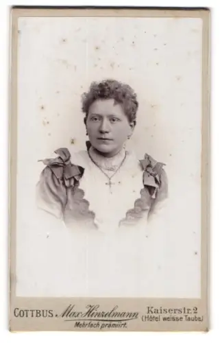 Fotografie Max Hinzelmann, Cottbus, Portrait bürgerliche Dame mit Kreuzkette