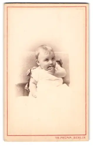 Fotografie Th. Prümm, Berlin, Portrait süsses blondes Bbay am Finger nuckelnd